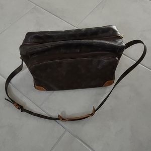 Louis Vuitton sling Bag